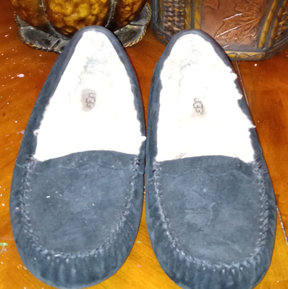 UGG Slippers - Picture 1 of 3